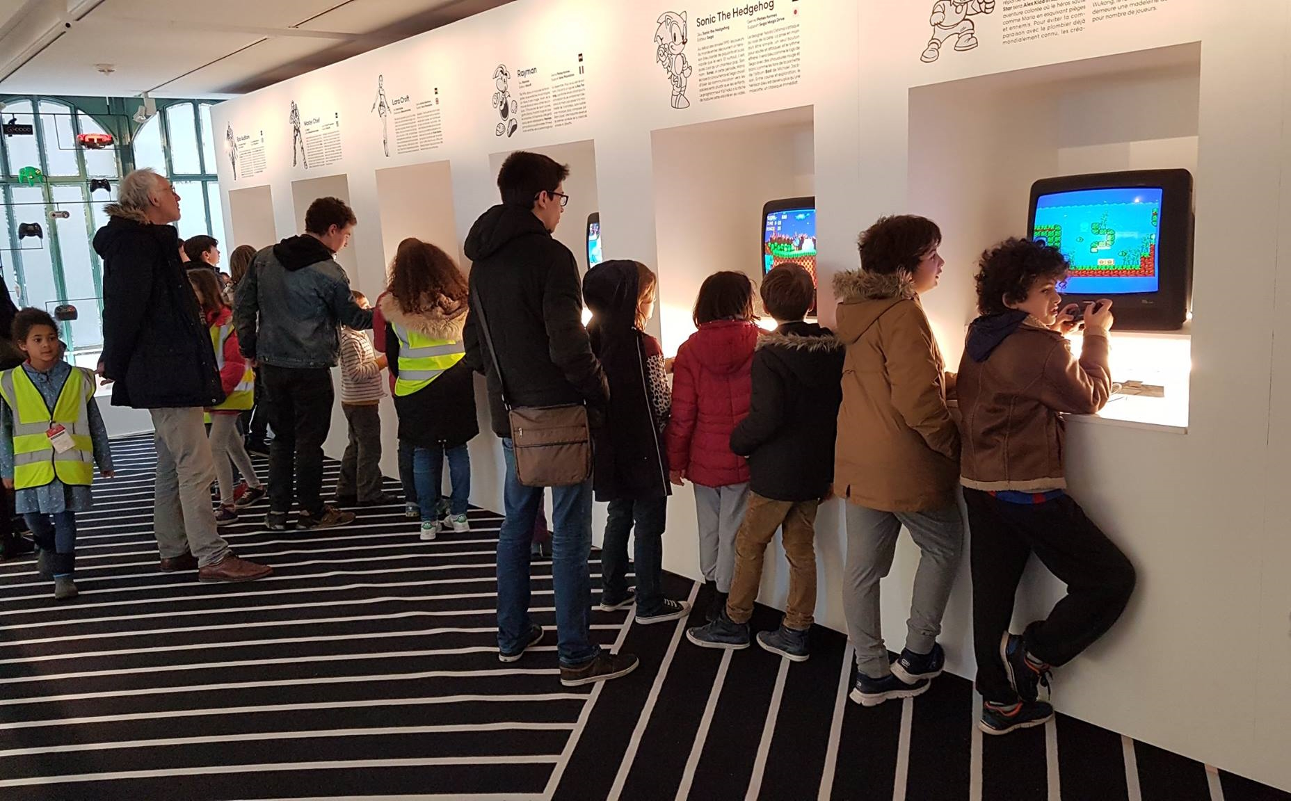 Visiteuses et visiteurs dans l’exposition GAME à la Fondation EDF