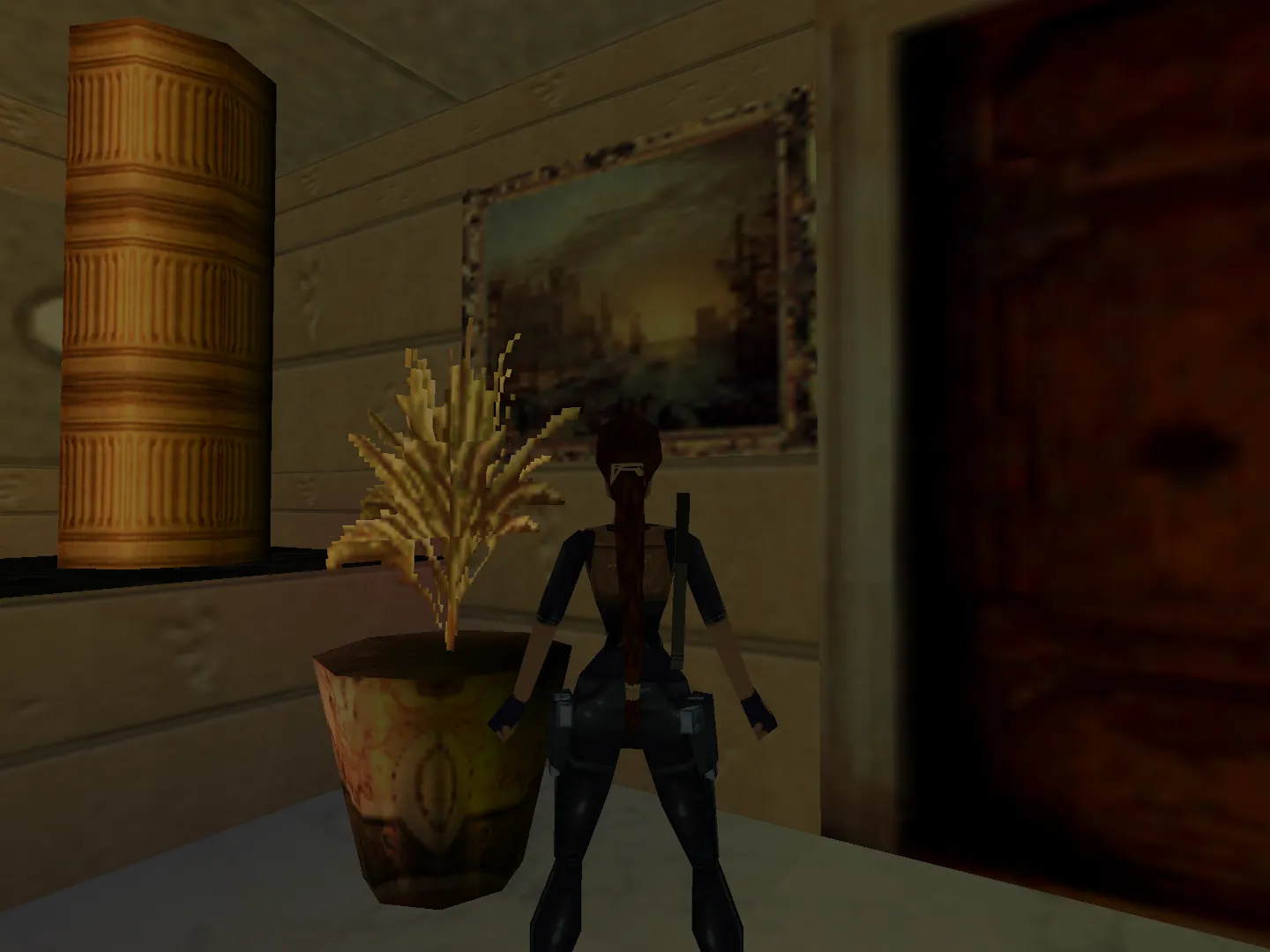 Capture d'écran du jeu Tomb Raider III. On y voit le personnage de Lara Croft dans le bureau de Sophia Leigh, devant une toile de Claude le Lorrain représentant un port de mer au soleil couchant