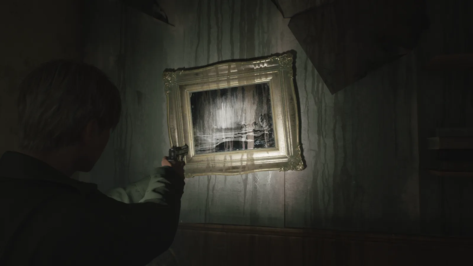 Capture d'écran de Silent Hill 2 qui montre le personnage de James Sunderland de dos. Il fait face à un mur auquel est accroché le tableau "Northern Lights over Coastal Landscape" de Peder Balke
