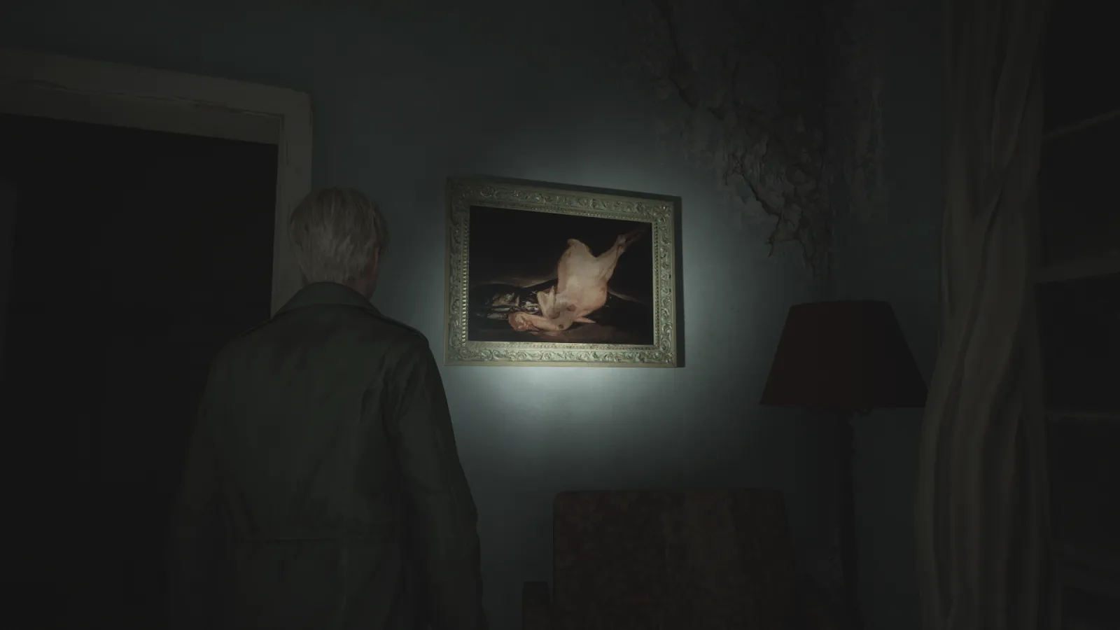 Capture d'écran de Silent Hill 2 qui montre le personnage de James Sunderland de dos. Il fait face à un mur auquel est accroché le tableau "La Dinde plumée" de Francisco de Goya