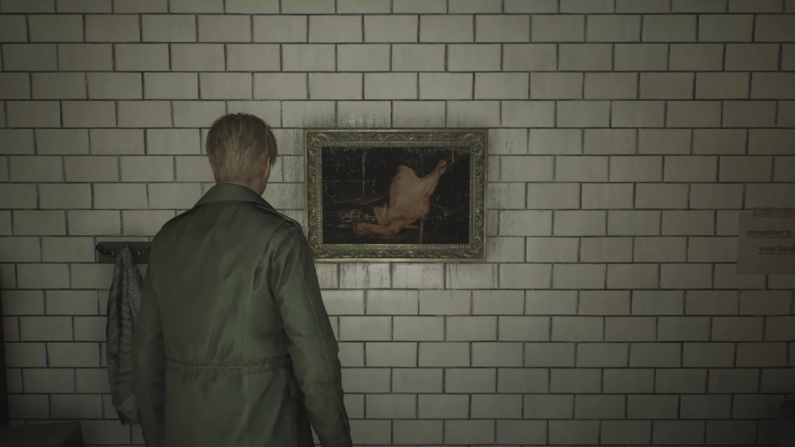 Capture d'écran de Silent Hill 2 qui montre le personnage de James Sunderland de dos. Il fait face à un mur auquel est accroché le tableau "La Dinde plumée" de Francisco de Goya