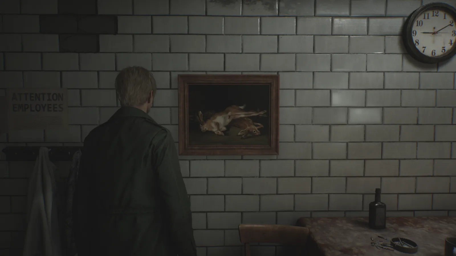 Capture d'écran de Silent Hill 2 qui montre le personnage de James Sunderland de dos. Il fait face à un mur auquel est accroché le tableau "Nature morte aux lièvres" de Francisco de Goya