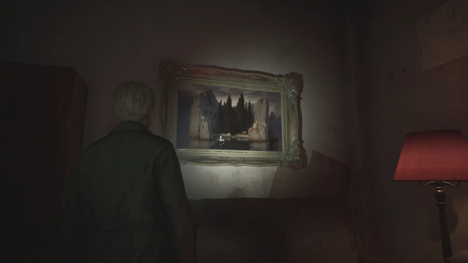 Capture d'écran de Silent Hill 2 qui montre le personnage de James Sunderland de dos. Il fait face à un mur auqeul est accroché le tableau "L'Île des morts" d'Arnold Böcklin