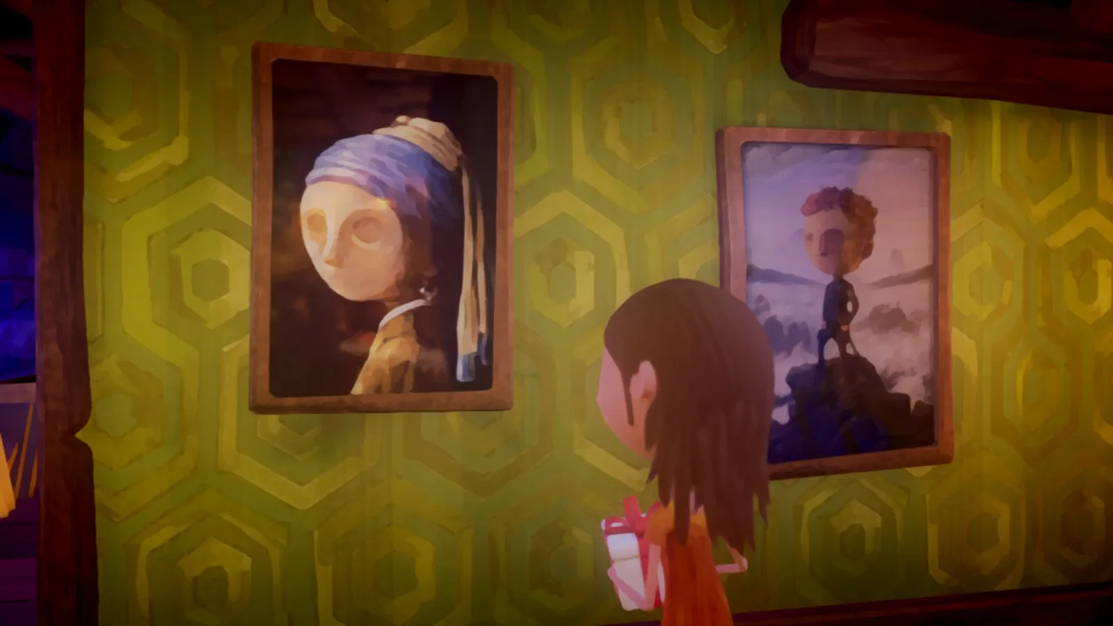 Image du jeu Last Day of June dans laquelle on voit un personnage féminin face à un mur au papier peint vert, auquel sont accorchés deux tableaux qui reprennent les compositions de "La Jeune Fille à la perle" de Vermeer et du "Voyageur contemplant une mer de nuages" de Friedrich