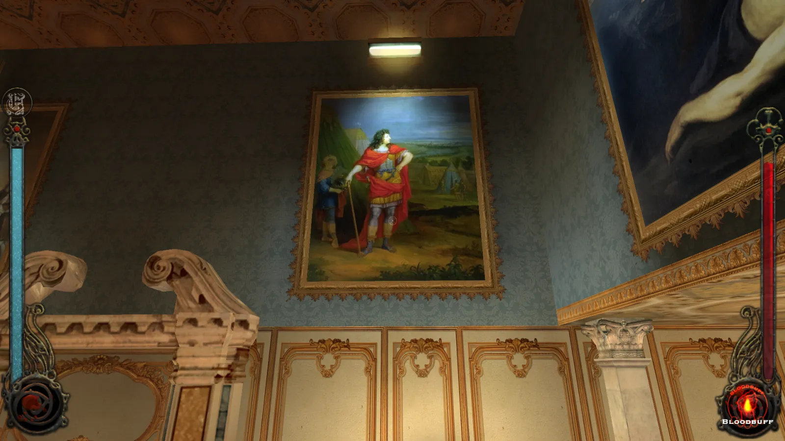 L'image est une capture d'écran du jeu Vampire: The Masquerade – Bloodlines. La caméra, qui adopte le point de vue du personnage joueur, nous montre une pièce richement décorée, avec un plafond à caissons. Le mur face à la caméra est orné dans sa partie supérieure d'un tableau représentant un homme vêtu d'une armure à l'antique de couleur rouge, debout dans un camp militaire. La toile est éclairée par une appliquée installée au-dessus. On apperçoit d'autres peintures qui décorent la pièce.