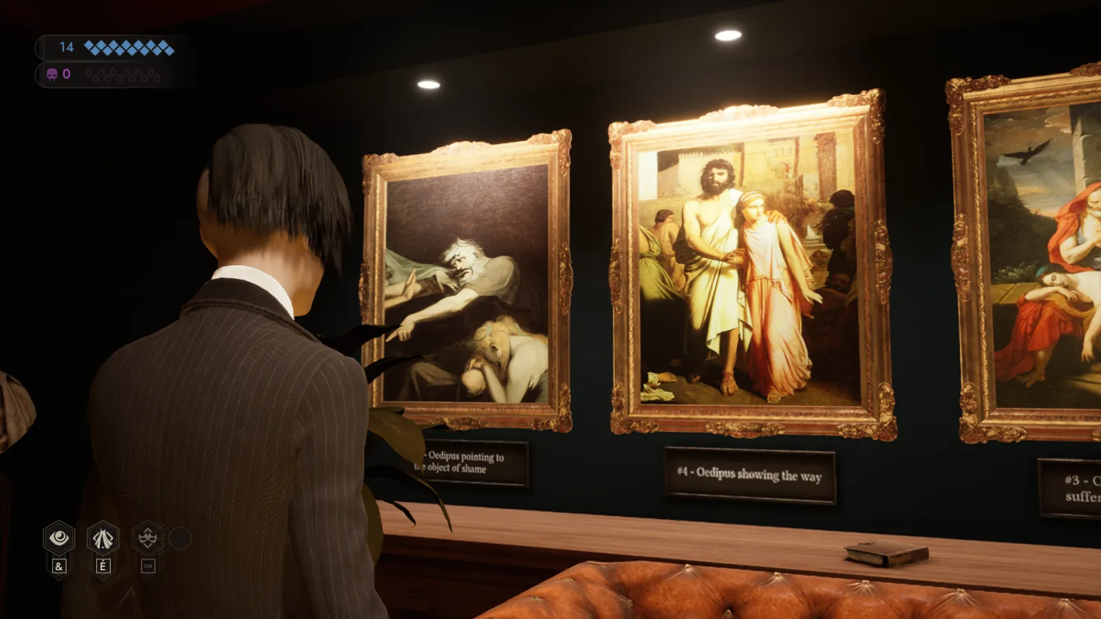L'image est une capture d'écran du jeu vidéo Vampire: The Masquerade – Swansong. On y voit le personnage joueur de dos, debout dans une pièce aux murs couleur vert sapin. Le personnage joueur fait face à un mur contre lequel est adossé un imposant canapé en cuir marron. Au-dessus du canapté sont accrochées quatre peintures représentant divers épisodes de la vie d'Oedipe.