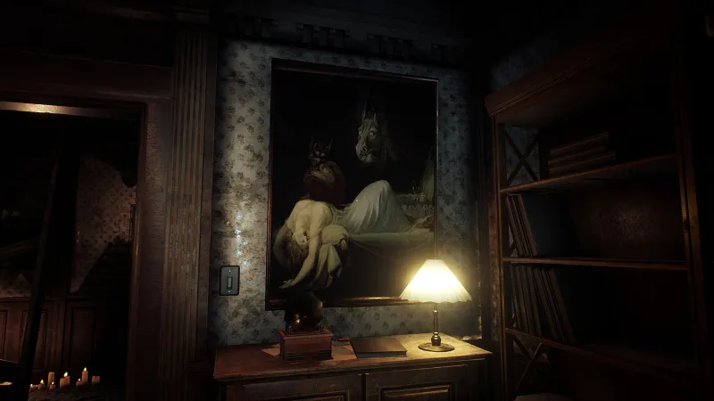 Image du jeu Conarium dans laquelle on peut voir le tableau Le Cauchemar de Johann Heinrich Füssli accroché à un mur, au-dessus d'un petit meuble sur lequel sont posés une lampe allumée, un livre et un gramophone