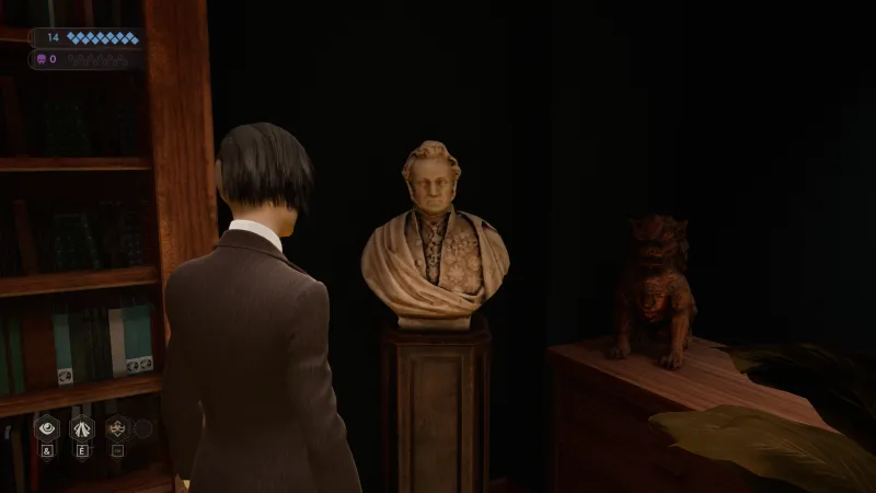 L'image est une capture d'écran du jeu vidéo Vampire: The Masquerade – Swansong. On y voit le personnage joueur de dos, debout dans une pièce aux murs couleur vert sapin. Le personnage joueur fait face à l'un des angles de la pièce, où on peut voir un buste en marbre reposant sur un socle. A gauche se dresse une bibliothèque remplie d'ouvrages, et à droite se trouve une table décorée d'une statuette de komainu.