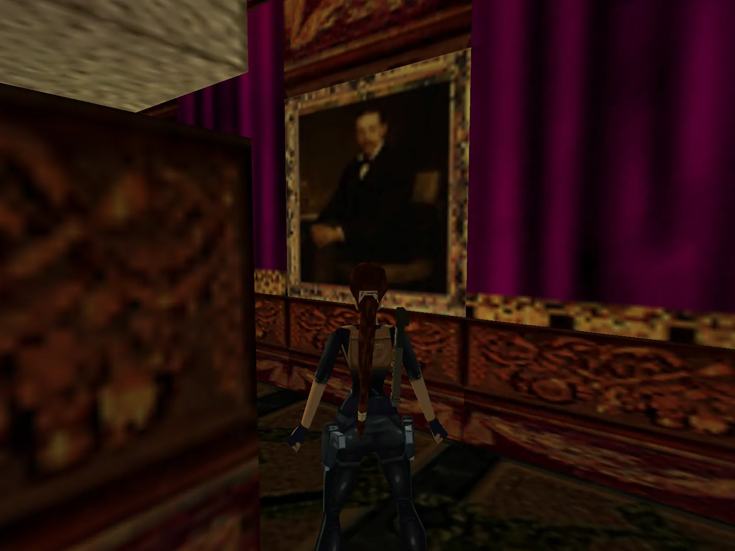 Capture d'écran du jeu Tomb Raider III. On y voit le personnage de Lara Croft dans une loge maçonnique, devant le portrait de Lord Randolph Churchill peint par Edwin Long