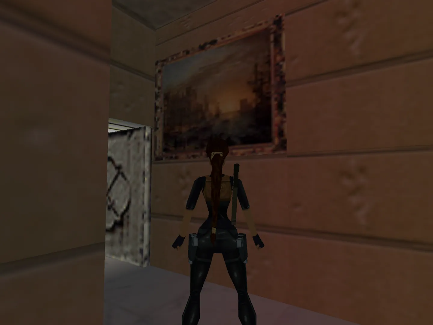 Capture d'écran du jeu Tomb Raider III. On y voit le personnage de Lara Croft dans le bureau de Sophia Leigh, devant une toile de Claude le Lorrain représentant un port de mer au soleil couchant