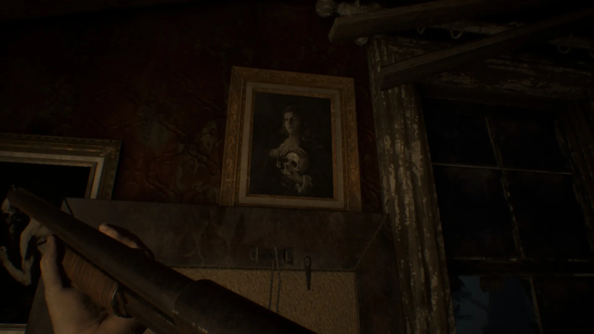 L'image est une capture d'écran du jeu Resident Evil 7. La caméra, qui adopte le point de vue du personnage joueur, nous montre un mur auquel est accrochée une gravure pastichant une oeuvre de l'artiste James Sant.