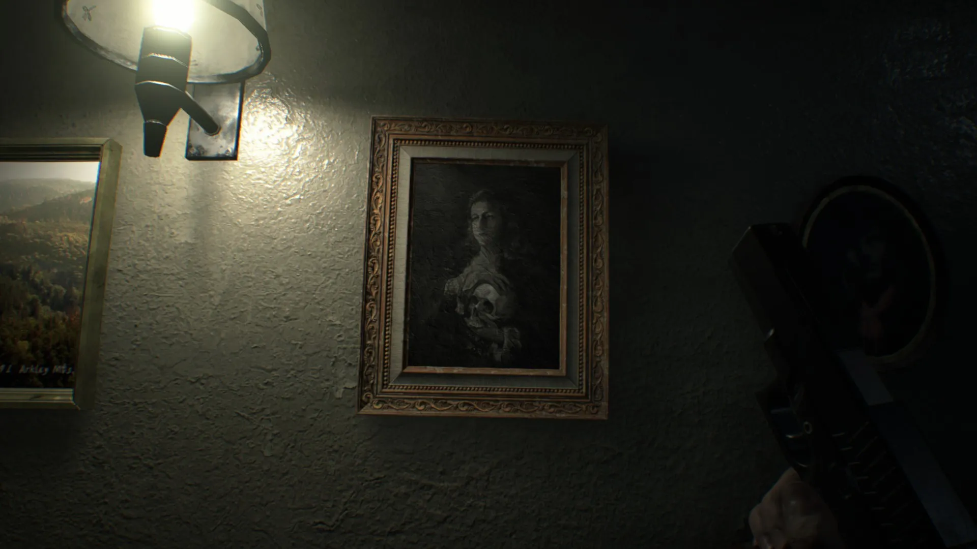 L'image est une capture d'écran du jeu Resident Evil 7. La caméra, qui adopte le point de vue du personnage joueur, nous montre un mur auquel est accrochée une gravure pastichant une oeuvre de l'artiste James Sant.
