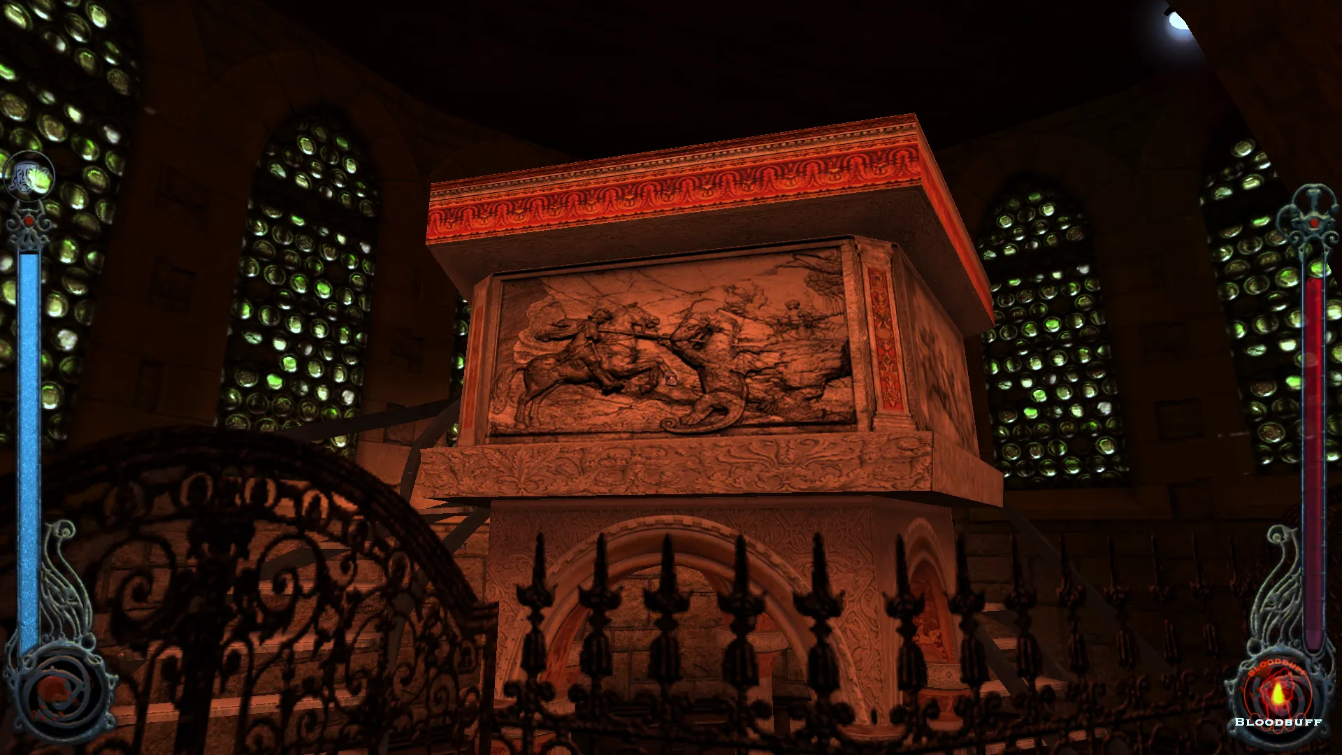 L'image est une capture d'écran du jeu Vampire: The Masquerade – Bloodlines. La caméra, qui adopte le point de vue du personnage joueur, nous montre l'intérieur d'une église. Au centre de l'image, derrière une grille basse en métal, se dresse une chaire en marbre dont les côtés sont ornés d'un bas relief représentant le combat d'un cavalier et d'un dragon