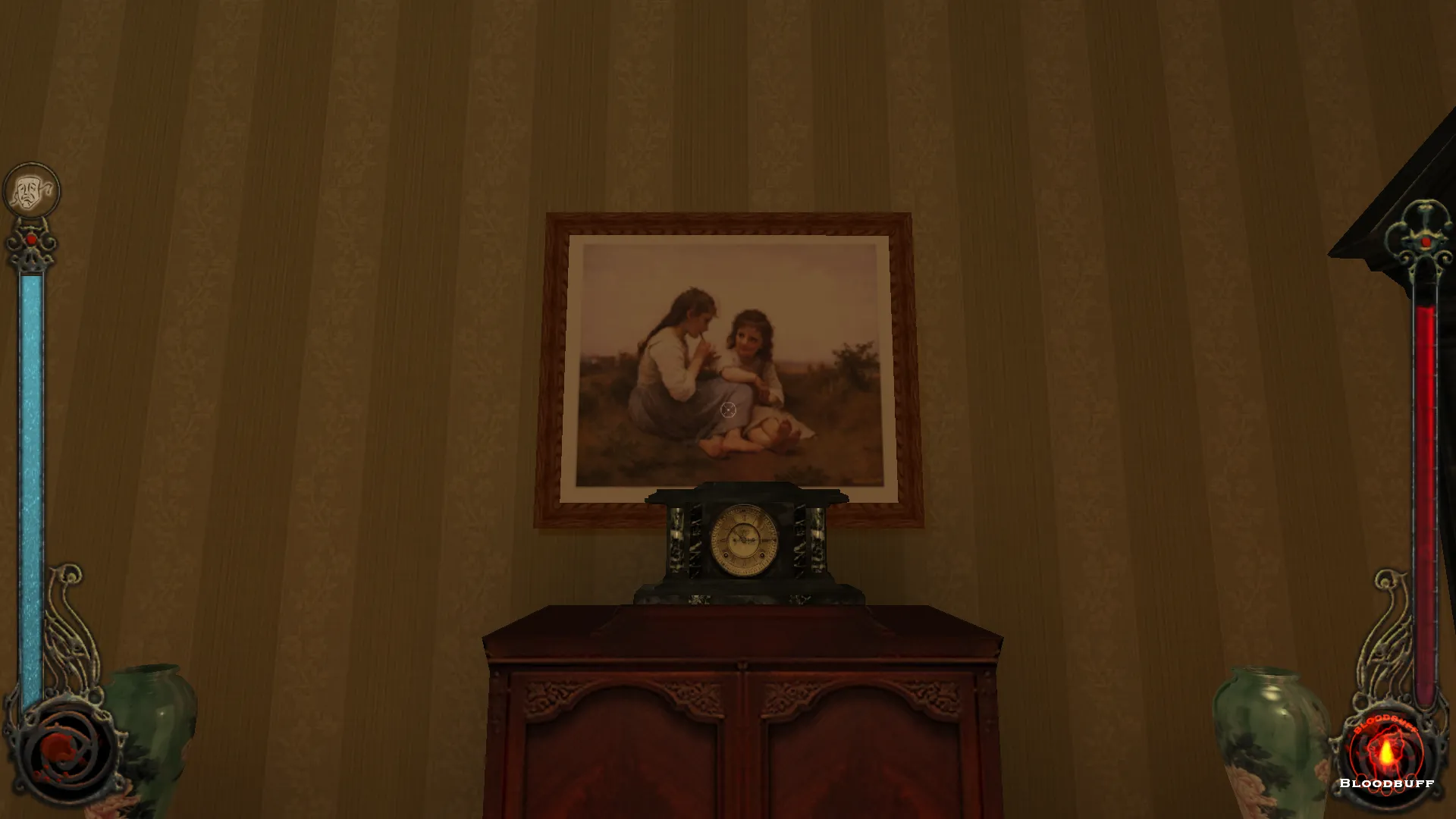 L'image est une capture d'écran du jeu Vampire: The Masquerade – Bloodlines. La caméra, qui adopte le point de vue du personnage joueur, nous montre une pièce ornée d'un petit meuble sur lequel est posée une horloge. Juste au-dessus est accroché au mur un tableau du peintre William Bouguereau