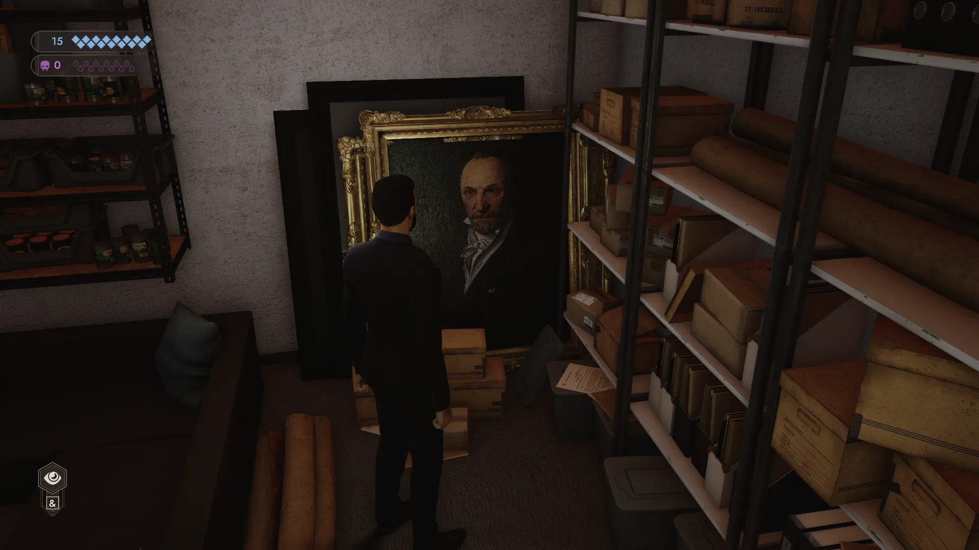 L'image est une capture d'écran du jeu vidéo Vampire: The Masquerade – Swansong. On y voit le personnage joueur de dos dans ce qui semble être un débarras ou une réserve. Face à lui, posé au sol, on peut voir un tableau représentant le portrait d'un homme en costume du XIXe siècle.