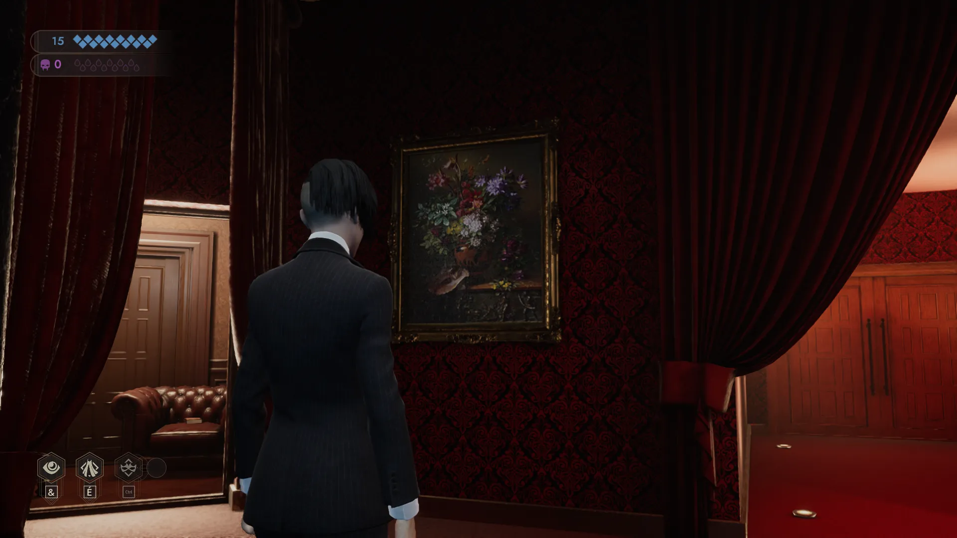 L'image est une capture d'écran du jeu vidéo Vampire: The Masquerade – Swansong. On y voit le personnage joueur de dos, debout dans une pièce tapissée de velour rouge. Des tentures de la même couleur ouvre sur différents espaces attenants (couloirs, alcoves). Une peinture représentant une nature morte de fleurs est accrochée au mur face au personnage joueur.