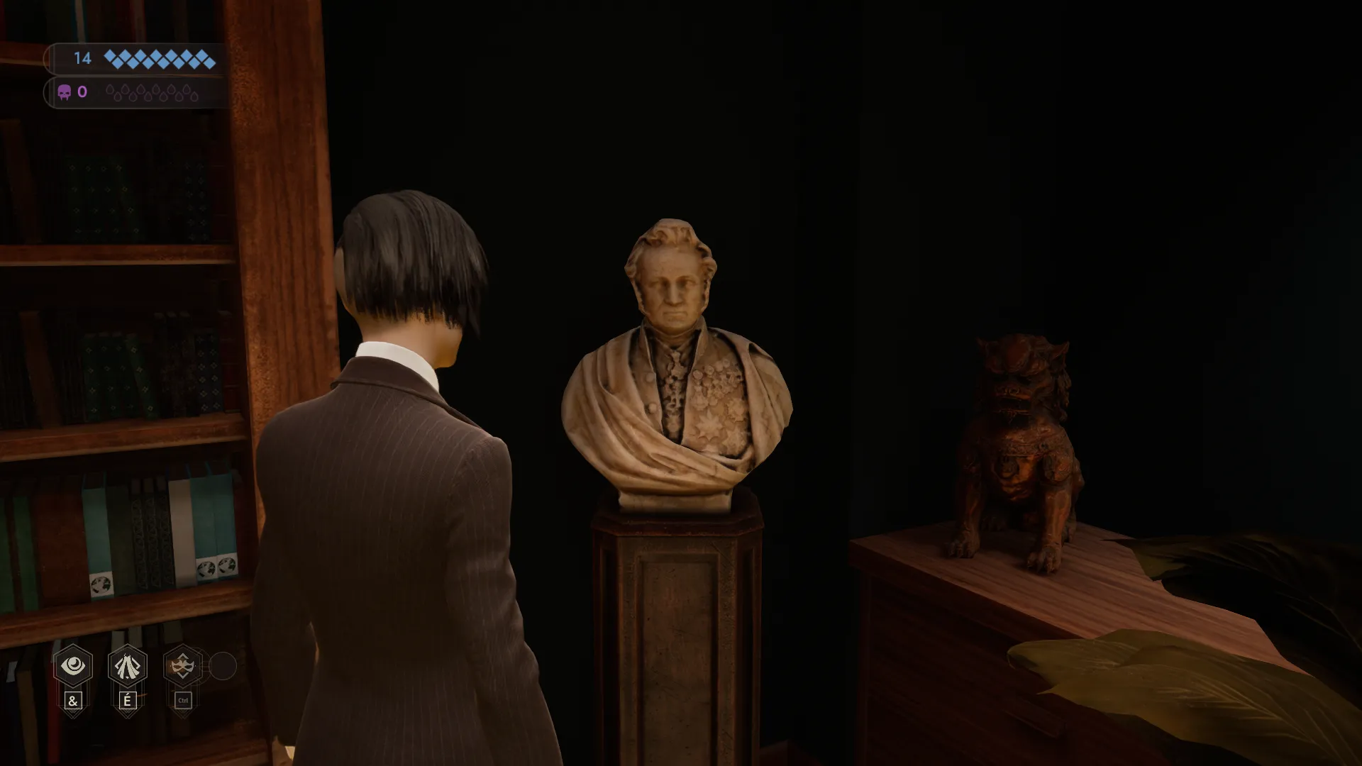 L'image est une capture d'écran du jeu vidéo Vampire: The Masquerade – Swansong. On y voit le personnage joueur de dos, debout dans une pièce aux murs couleur vert sapin. Le personnage joueur fait face à l'un des angles de la pièce, où on peut voir un buste en marbre reposant sur un socle. A gauche se dresse une bibliothèque remplie d'ouvrages, et à droite se trouve une table décorée d'une statuette de komainu.