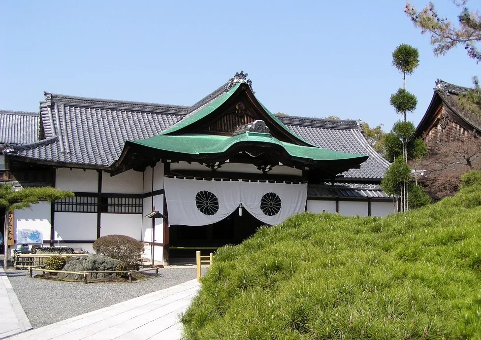 Façade du temple Daikaku-ji au Japon